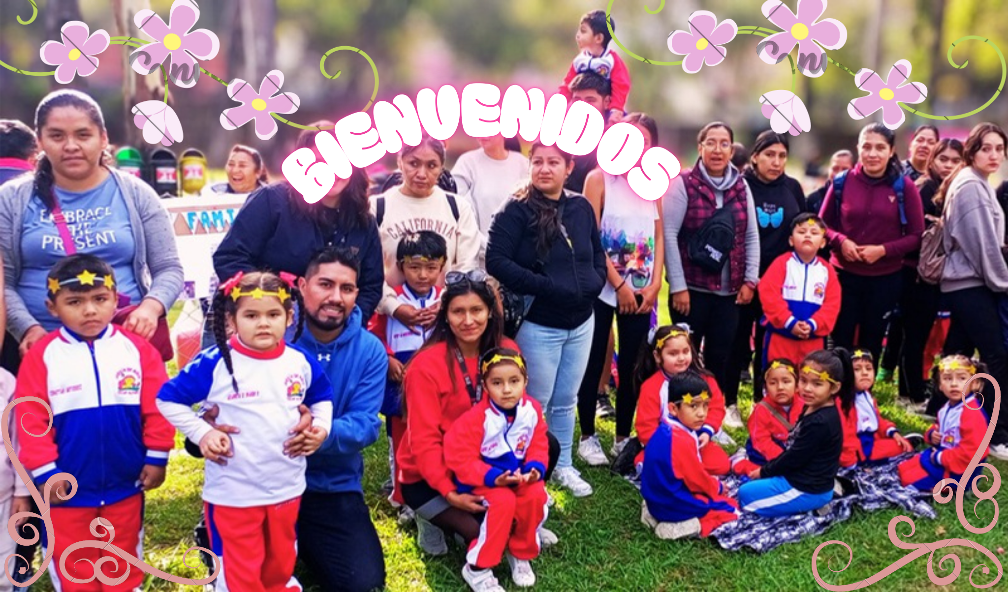 Estudiantes de primer año de escolaridad, junto a sus papás o mamás, en una actividad escolar. 